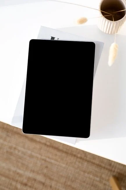 Une pièce paisible inspirée du style Japandi met en scène du mobilier en bois et des œuvres d’art minimalistes, pour un espace calme et épuré.