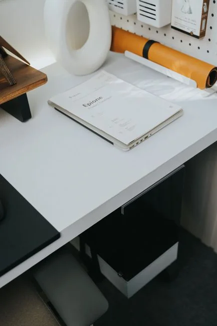 Cadre noir épuré avec le mot NOW sur fond blanc, capturant une décoration minimaliste.